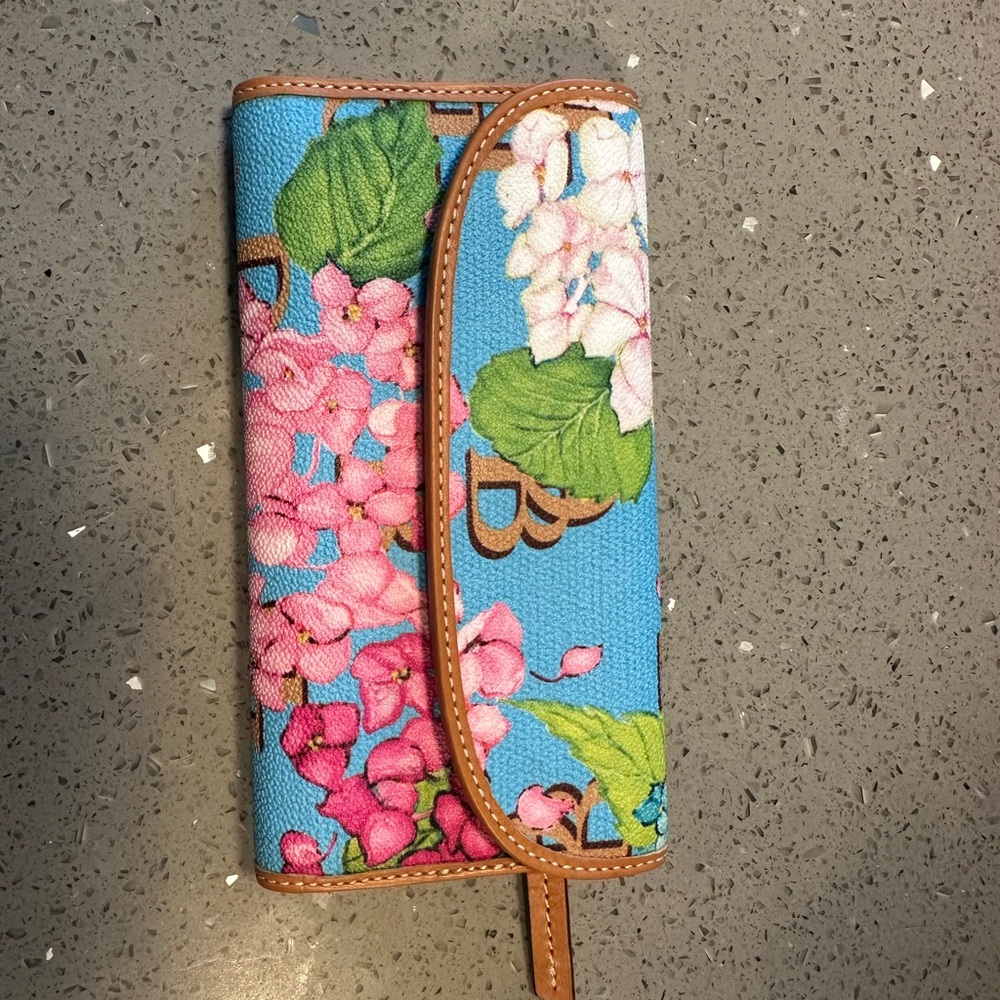 🌸 NWT Dooney & Bourke Blue Hydrangea Wallet 🌸